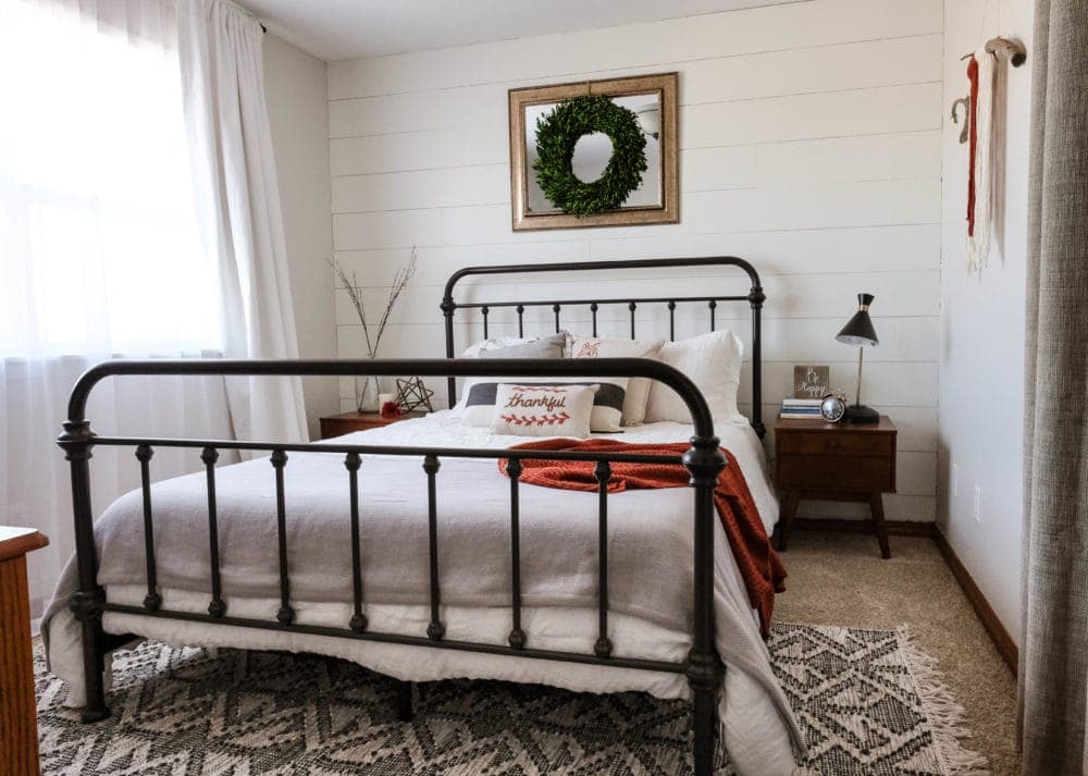 Farmhouse Guest Bedroom Decorations