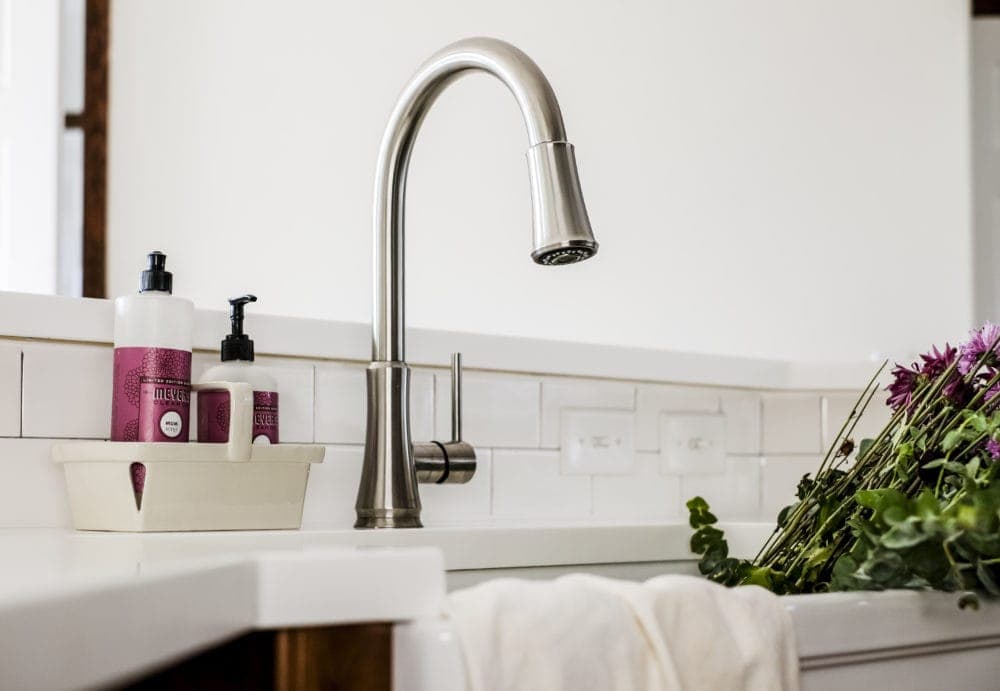 Pfisher pull down faucet over a white farmhouse sink