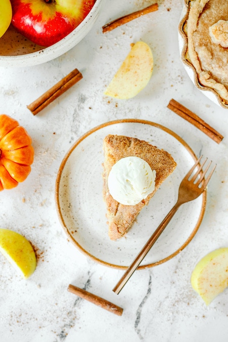 How to set a Thanksgiving table pumpkin pie
