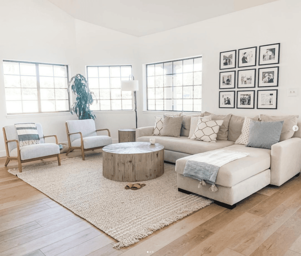 Living room painted with Chantilly Lace by Benjamin Moore 