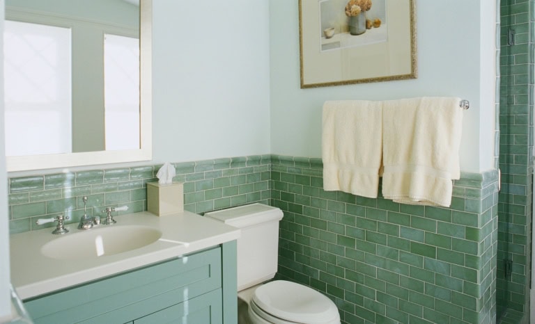 Inspiring Tiny Bathroom Decor Ideas To Update Your Boring, Old Bath